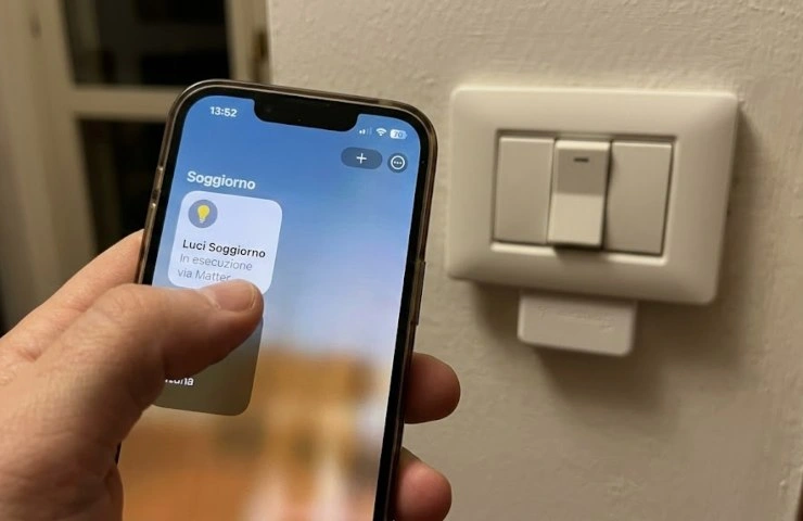 Controllo luci smartphone tramite Apple Home e protocollo Matter con interruttore fisico e modulo Sonoff MINI DUO nascosto.