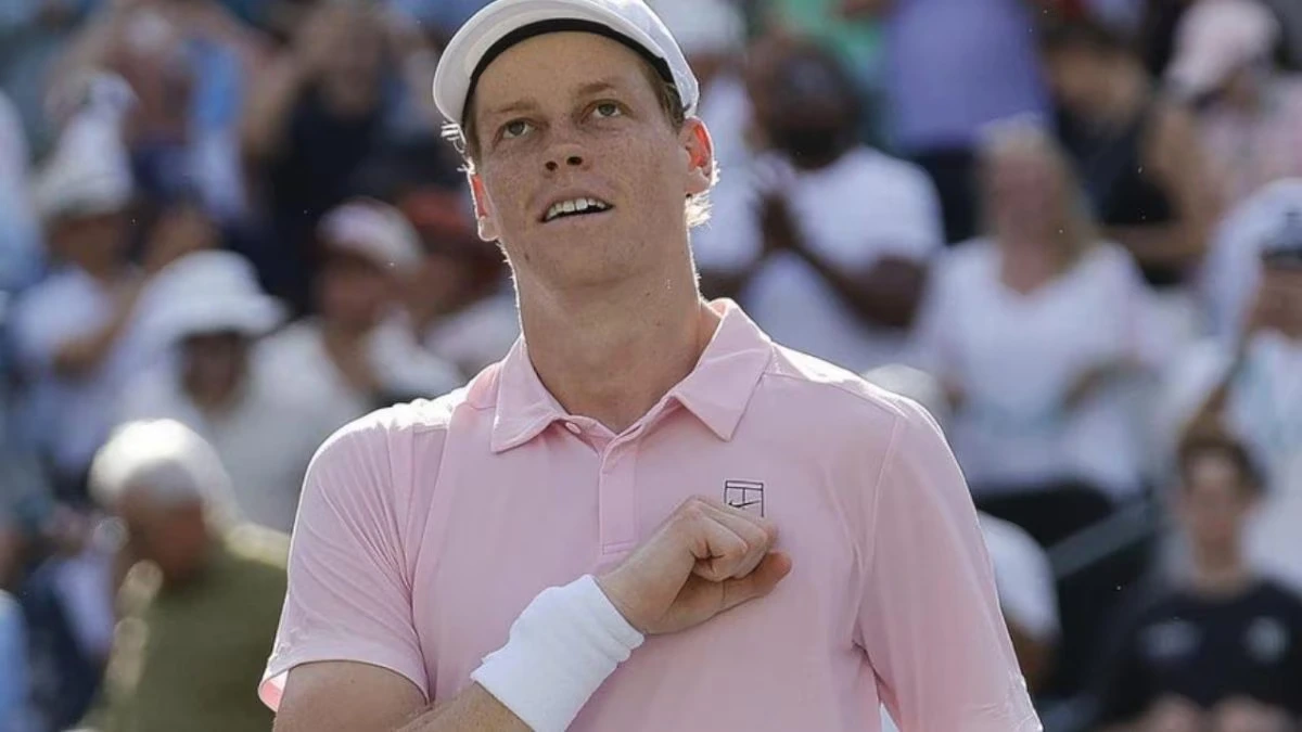 Primo piano di una pallina da tennis su un campo in cemento azzurro dell'Hard Rock Stadium per il torneo ATP Miami 2026.