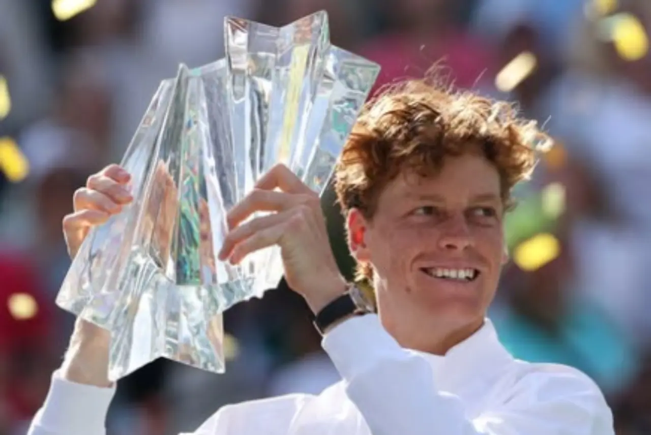 Jannik Sinner esulta con il trofeo di Indian Wells 2026 dopo la vittoria in finale
