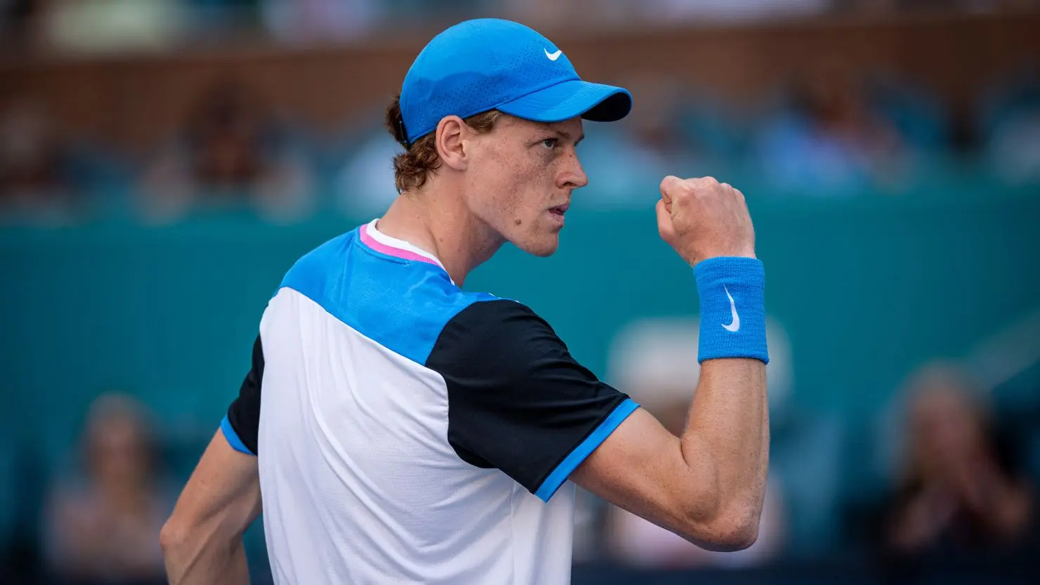 Jannik Sinner e Carlos Alcaraz durante la finale del torneo ATP Miami Open 2026, sfida per il ranking n. 1.