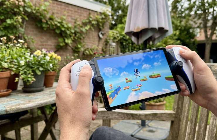 Test PlayStation Portal bianca: Astro Bot in Cloud Streaming all'aperto.