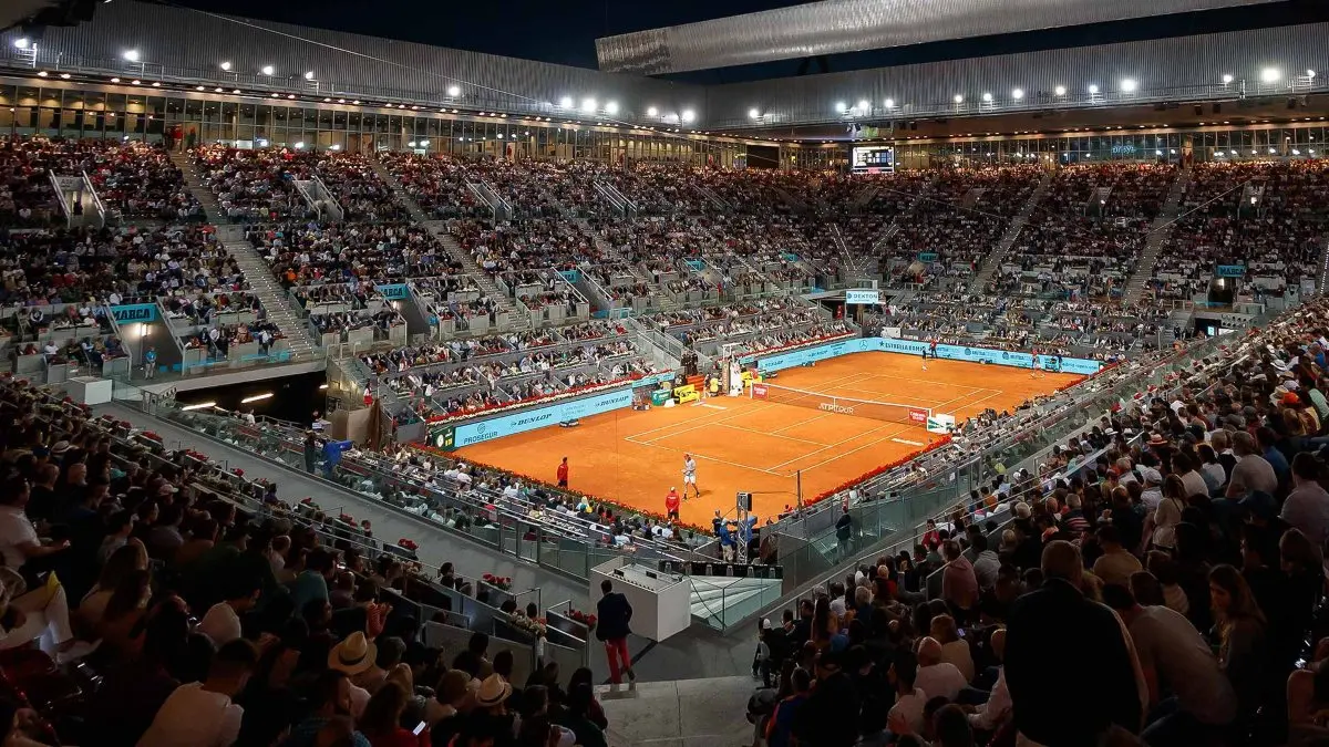Vista panoramica di un campo da tennis in terra rossa durante un torneo ATP Masters 1000.