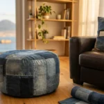 Esempi di riciclo creativo denim: pouf patchwork e cuscino realizzati con vecchi jeans in un salotto moderno.
