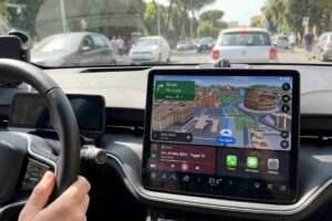 Schermata Android 17 su Android Auto con navigazione mappe 3D in auto Volvo durante la guida.